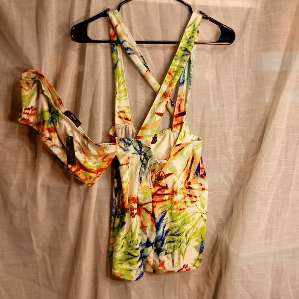 Discreet short jump suit w/tube top M